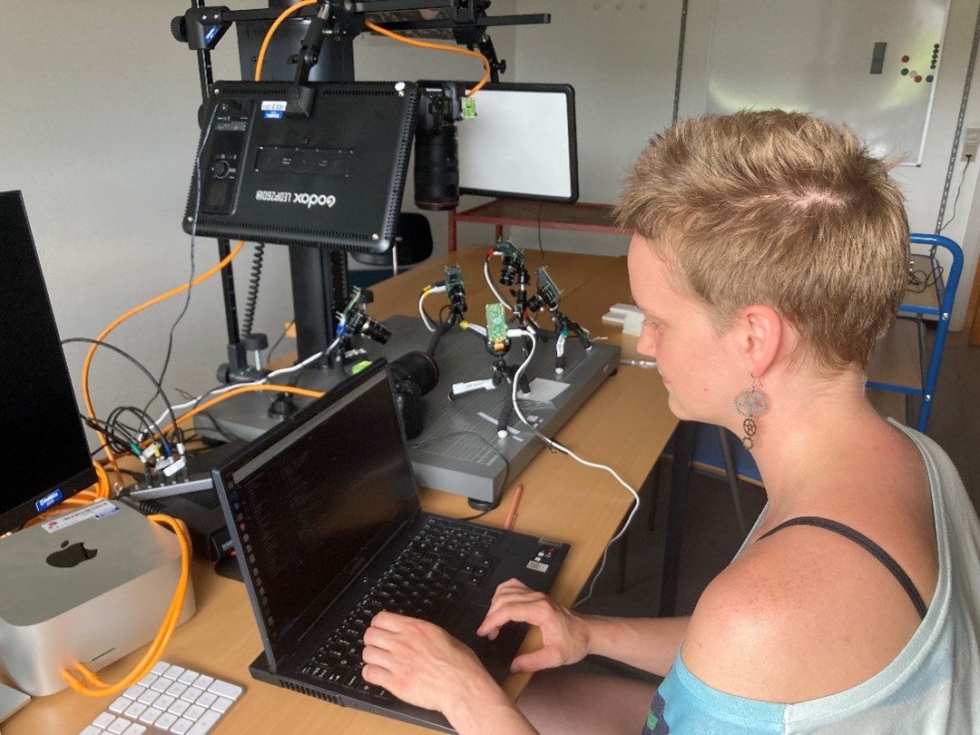 Roberta arbejder på sin computer
