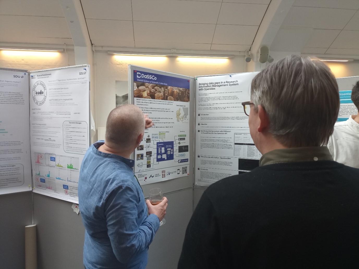 DaSSCo projekt manager viser DaSSCo plakat frem til konference